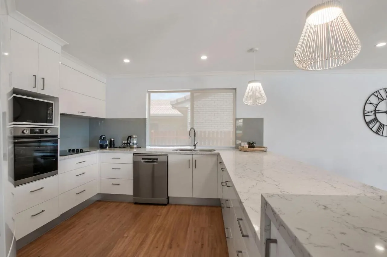Lake House On Magellan 58 Ramsay Crescent Golden Beach 오스트레일리아